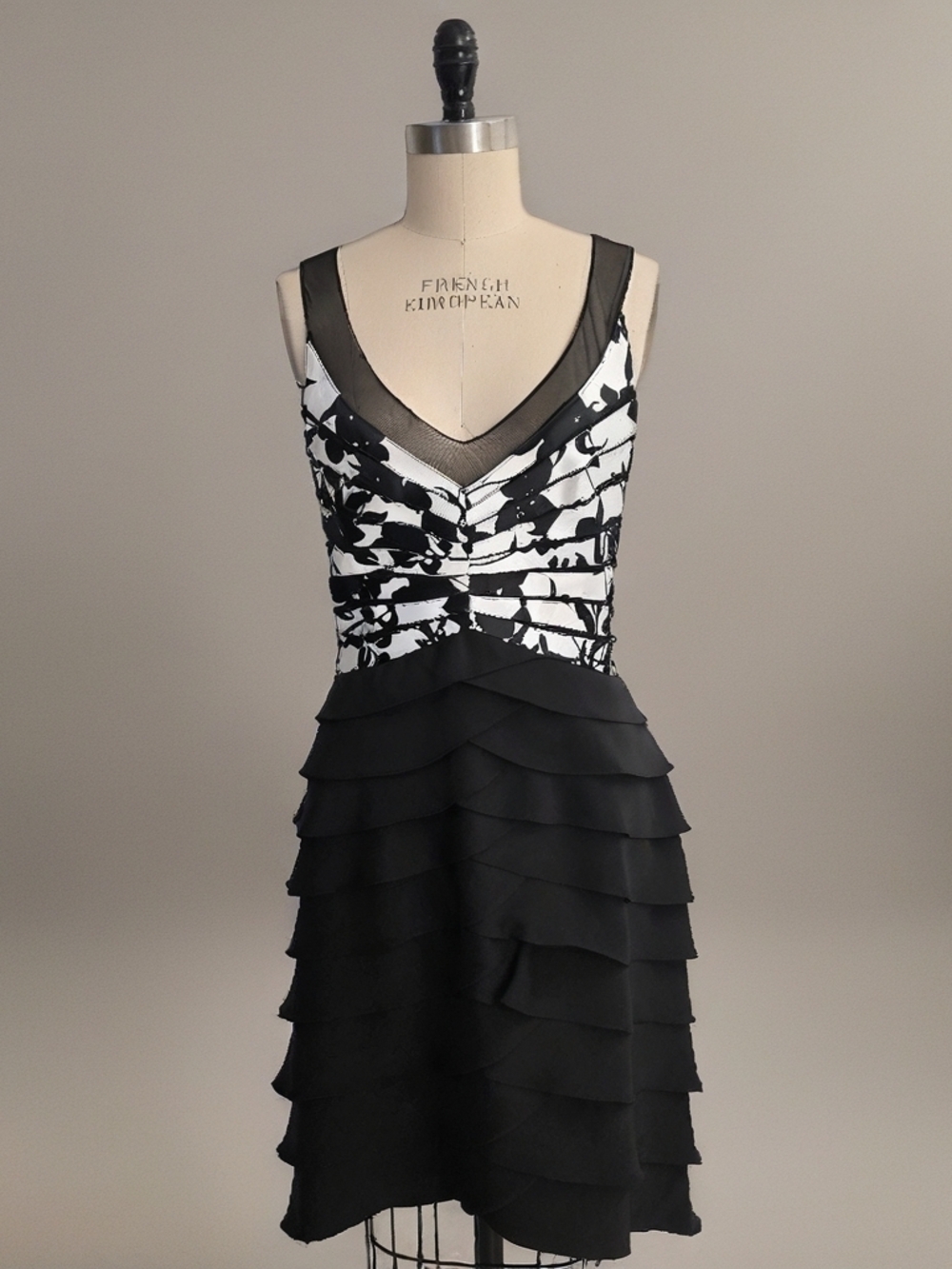 XSCAPE NWT Black & White Abstract Mesh Dress – Feminine & Flowy Size 14